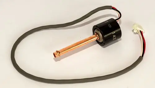 Niederdruck-Sensor von Daikin mit einem kupfernen Anschlussrohr und einer elektrischen Verbindung, ausgestattet mit zwei Drähten in verschiedenen Farben.